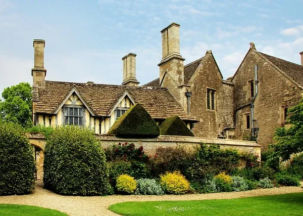 Ogród angielski – cechy, rośliny i zasady aranżacji